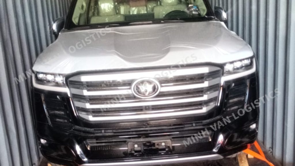 Lô xe Toyota Land Cruiser trong case study nhập khẩu ô tô từ Dubai của Minh Vân Logistics.