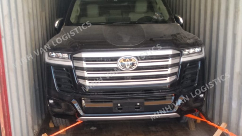 Lô xe Toyota Land Cruiser trong case study nhập khẩu ô tô từ Dubai của Minh Vân Logistics.