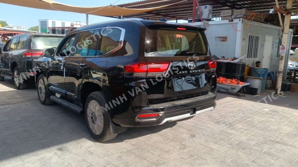 Lô xe Toyota Land Cruiser trong case study nhập khẩu ô tô từ Dubai của Minh Vân Logistics.