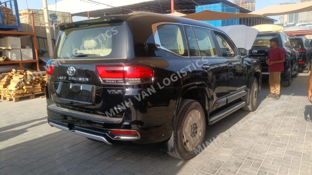 Lô xe Toyota Land Cruiser trong case study nhập khẩu ô tô từ Dubai của Minh Vân Logistics.